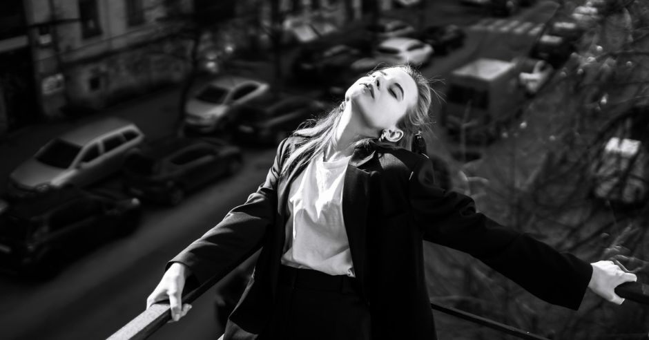 Moda în alb și negru - cum să creezi un look stilat folosind doar aceste 2 culori?