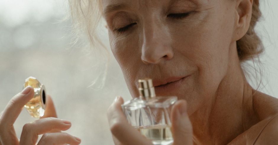 Parfum damă, de unde îl alegem pe cel potrivit la reducere