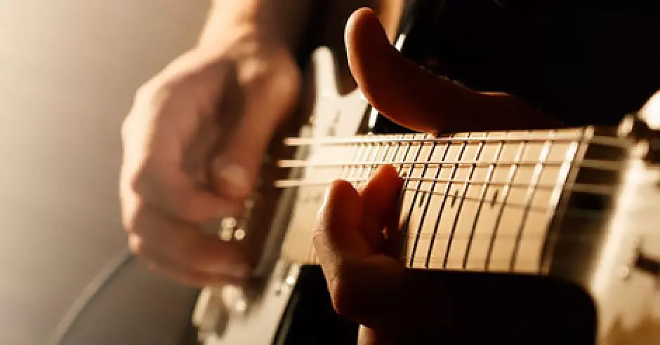 Știți cum funcționează chitara electro-acustică?