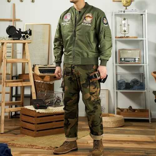 bărbat îmbrăcat in pantaloni army si geaca oliv