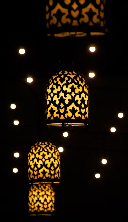 patru lustre deosebite cu lumină glbenă în întuneric