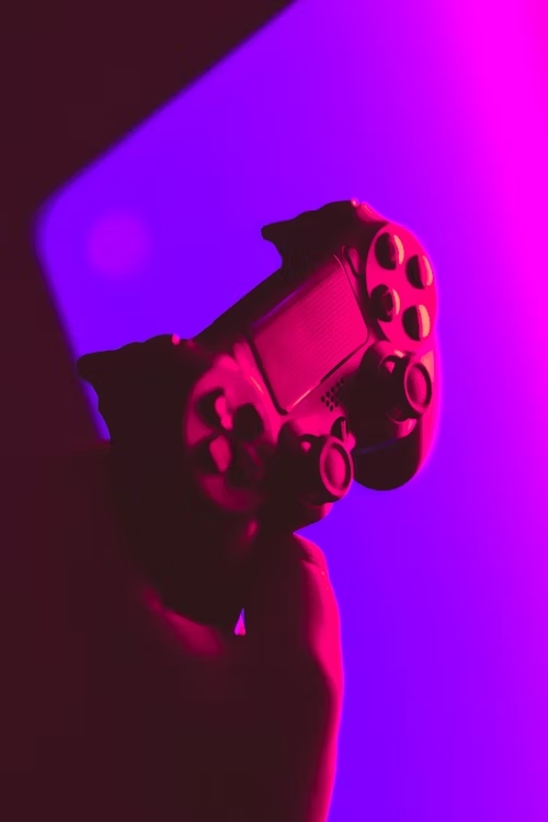 o mana care tine o consola de gaming
