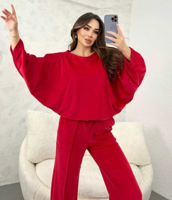 femeie în trening roșu de catifea