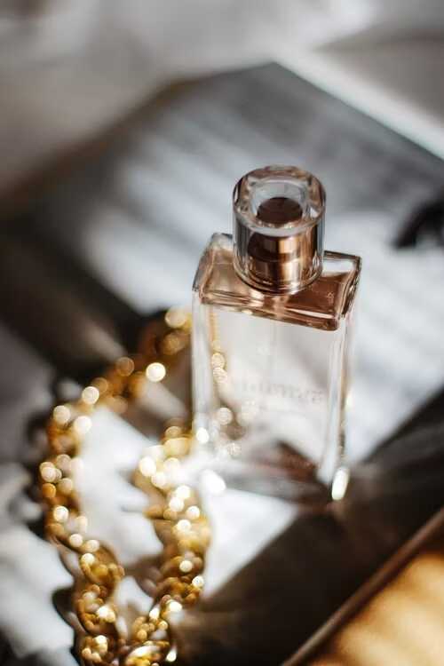 parfum si lănțișor de aur langa
