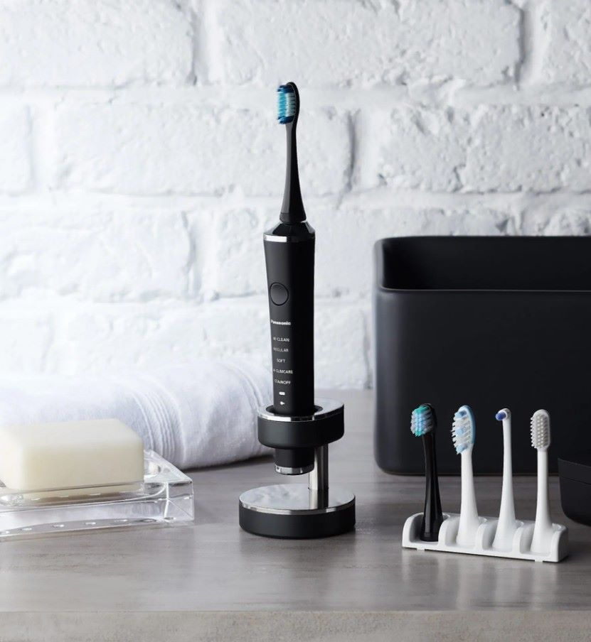 periuțe de dinți electrice așezate pe raft