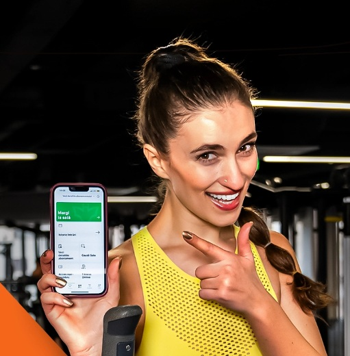 femeie în maieu galben cu telefon