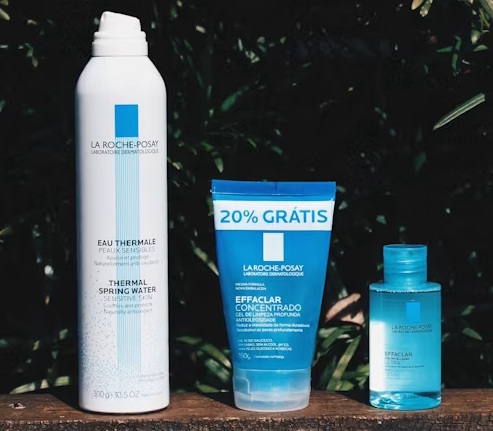 dermatocosmetice aliniate pe o scâdură