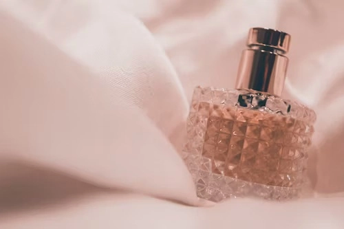parfum în sticluță roz tip diamant