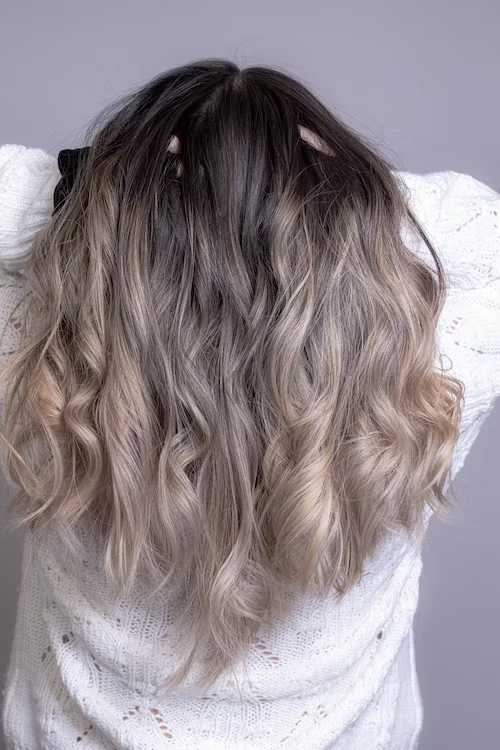 imagine femeie din spate păr blond cu bucle