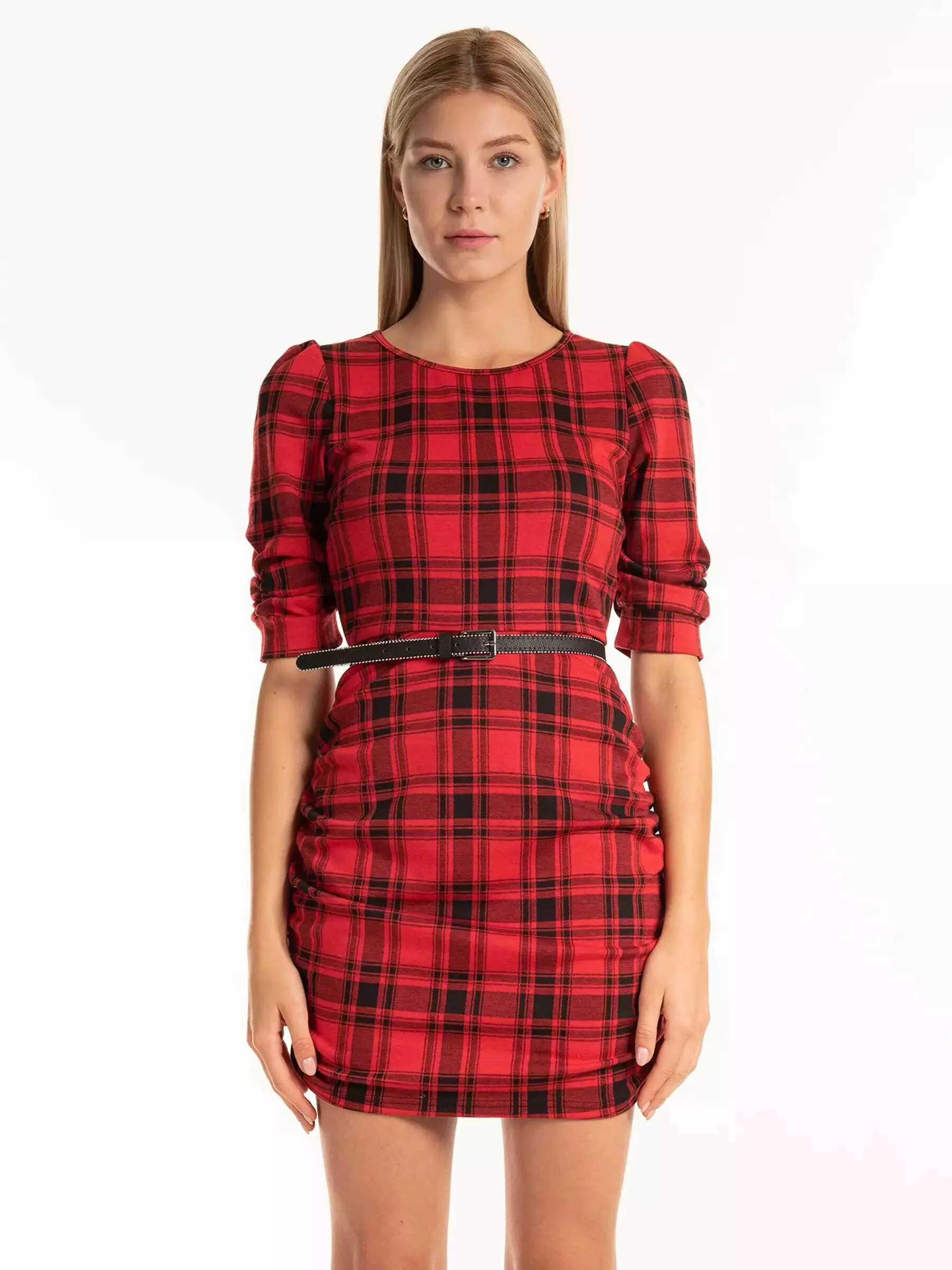 femeie in rochie rosie in carouri negre curea neagra