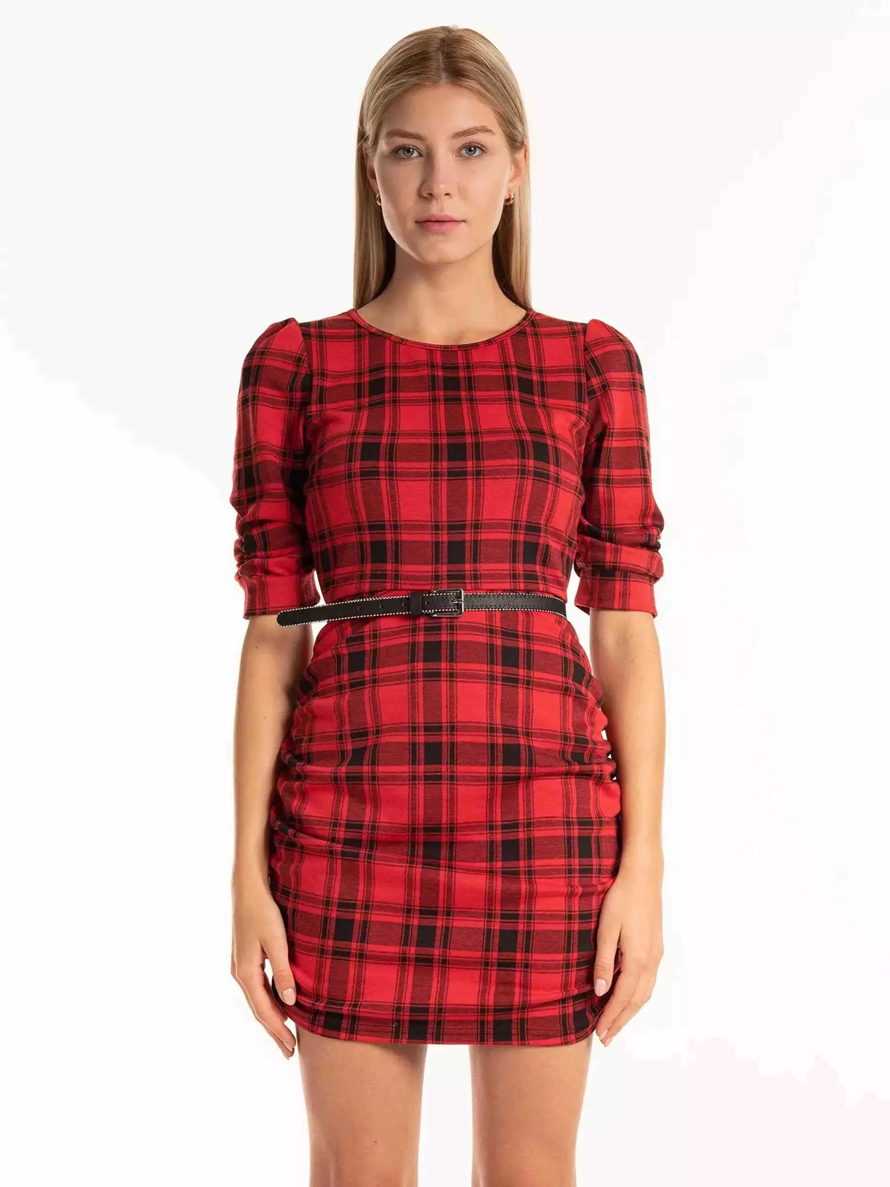 femeie in rochie rosie in carouri negre curea neagra