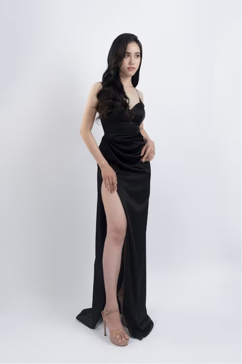 femeie în rochie neagră