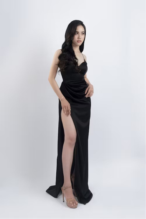 femeie în rochie neagră