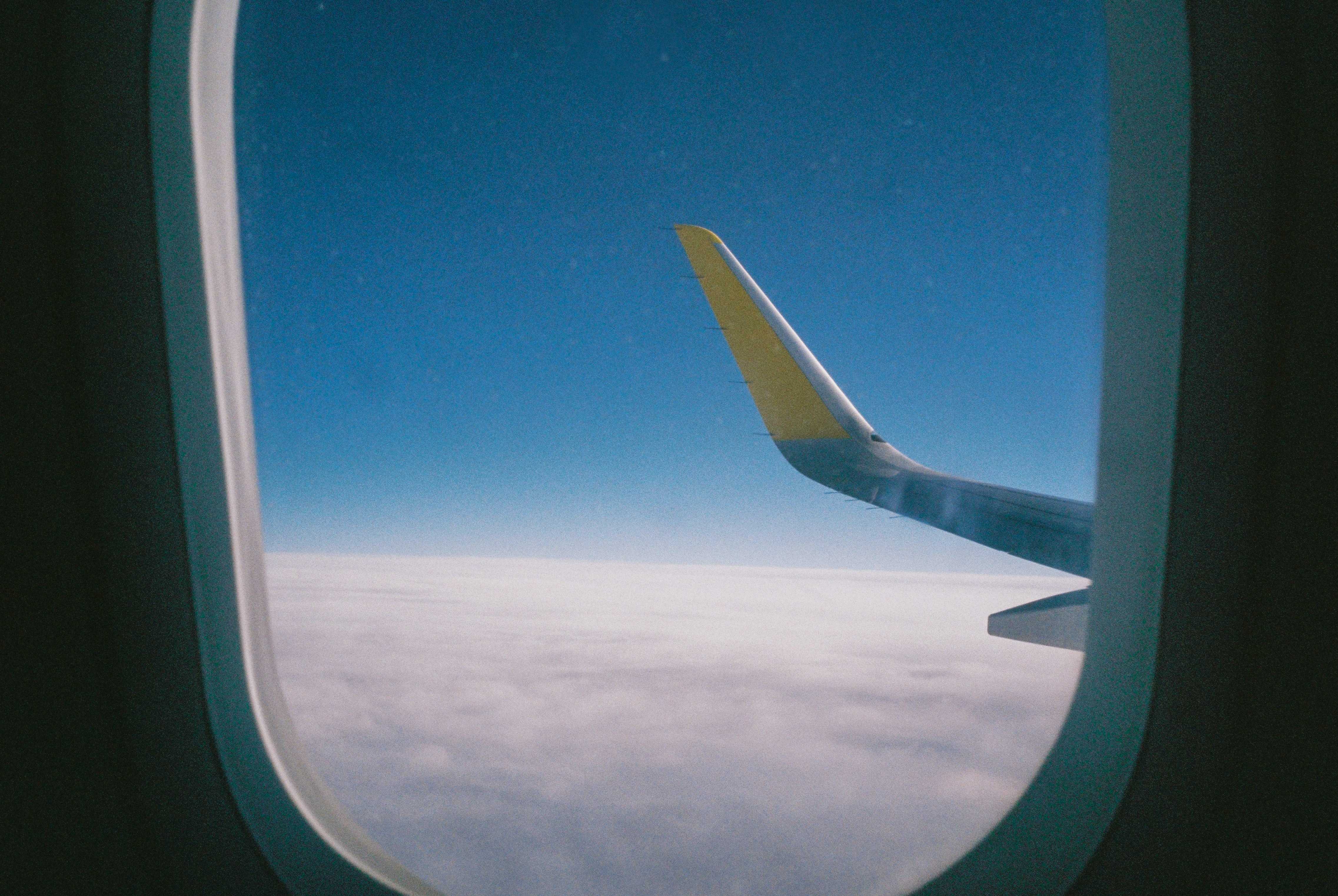 hublou avion prin care se vede partea din spate a unui avion