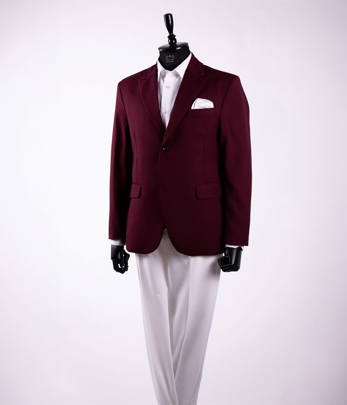 costum elegant pantalon alb sacou vișiniu pe stativ