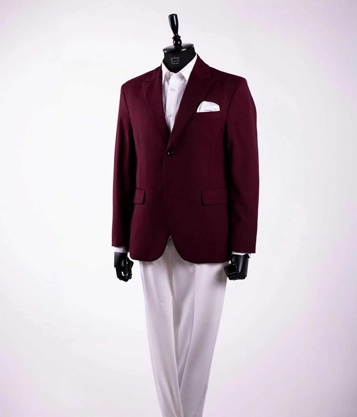 costum elegant pantalon alb sacou vișiniu pe stativ