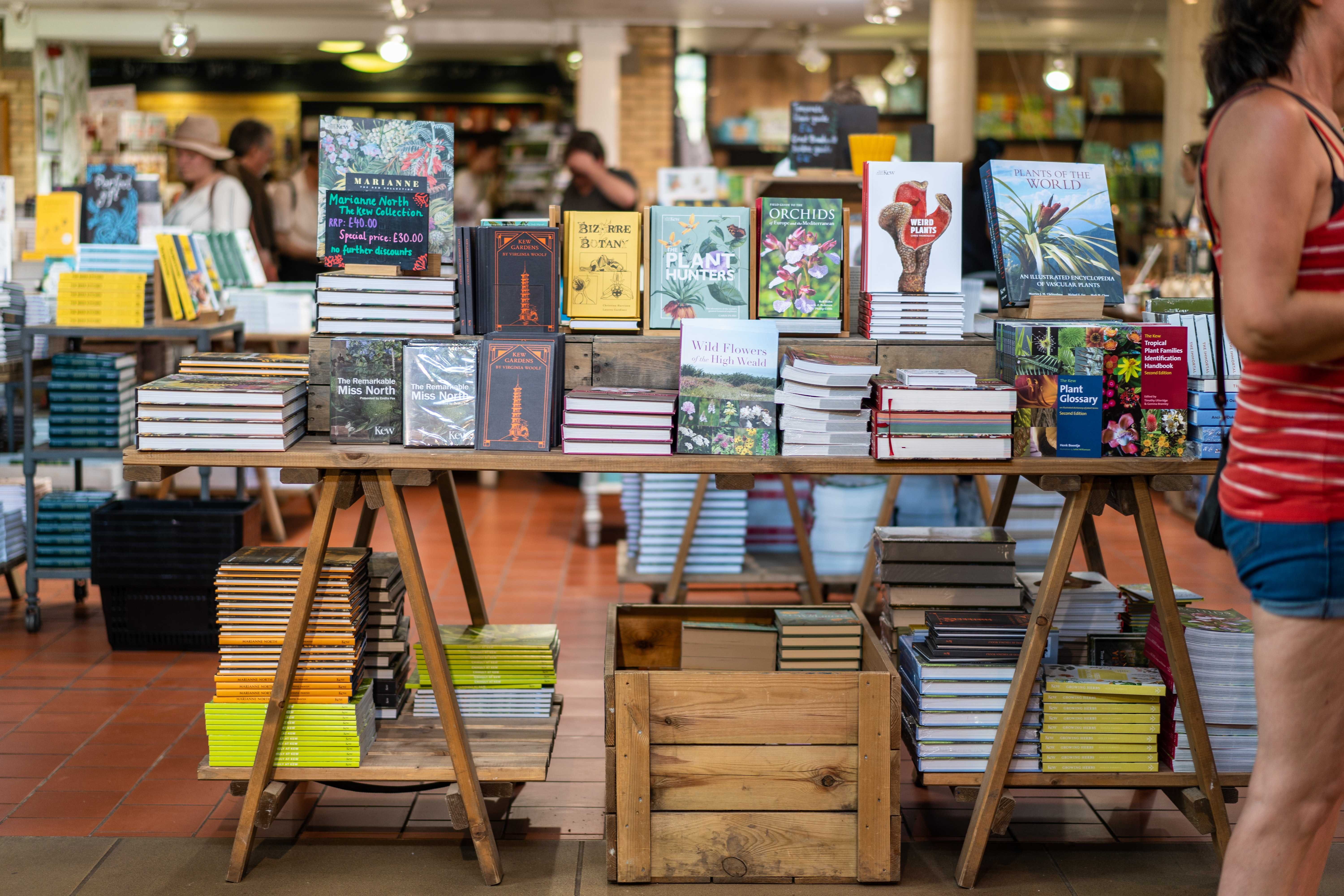 cărți expuse femeie în bibliotecă