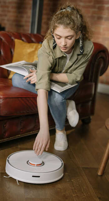 femeie pornind aspiratorul robot