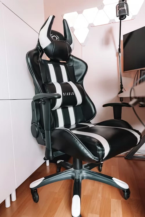 scaun gaming negru cu inserții albe