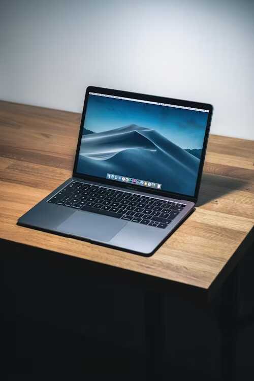 laptop pe birou