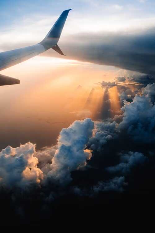 coada avionului printre nori