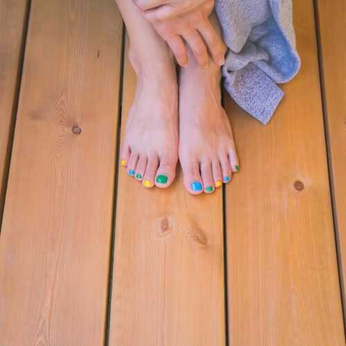 pedichiură colorata albastru verde galben