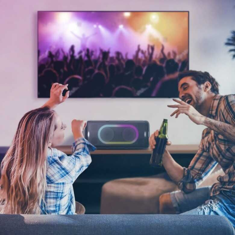 femeie si barbat uitanduse la home cinema