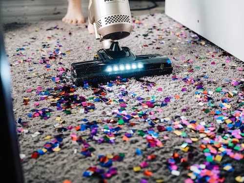 cap aspirator aspiră confetti de pe covor