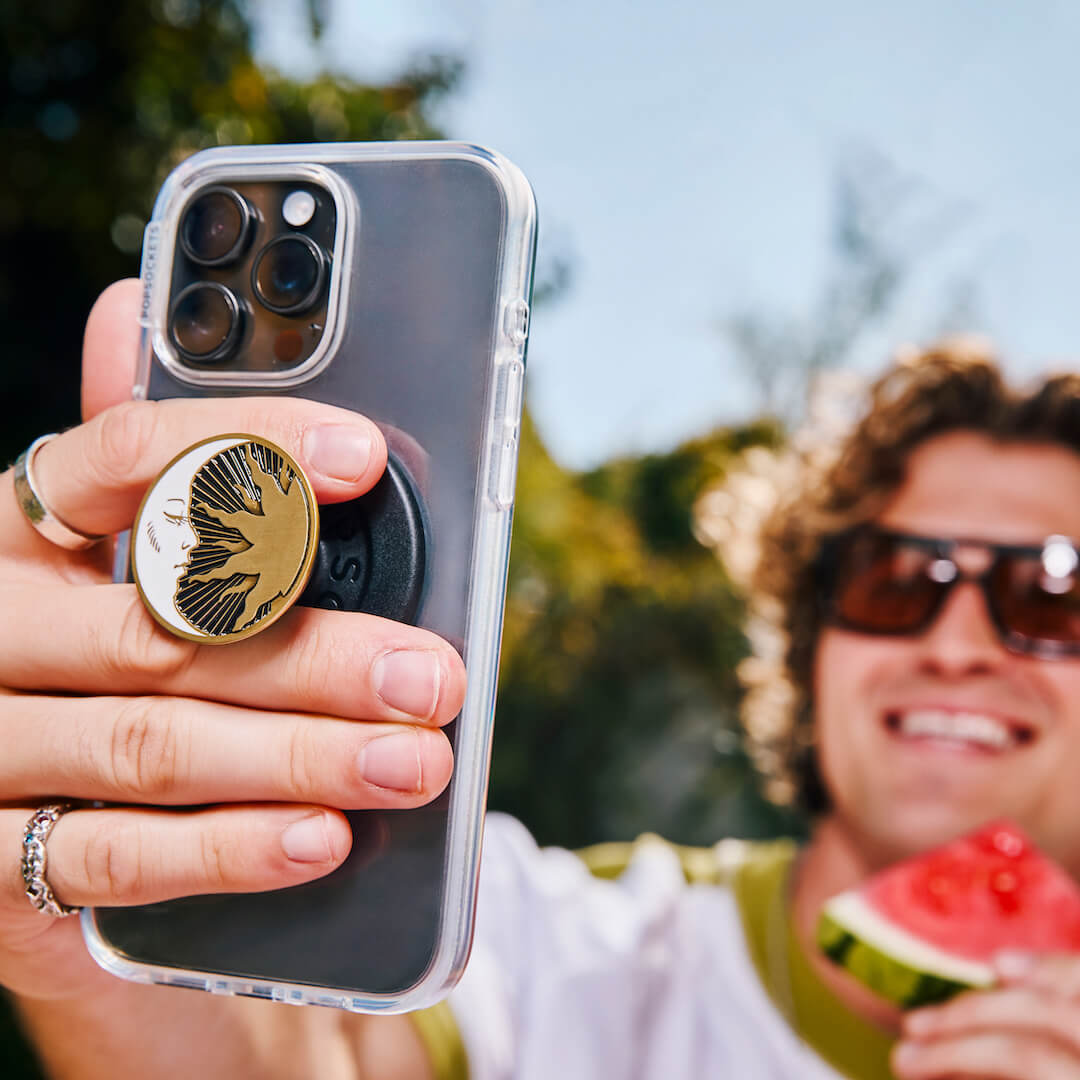 bărbat care își face selfie