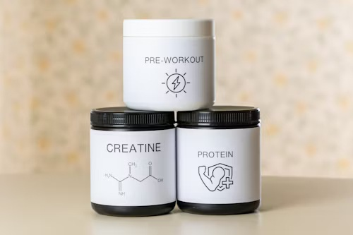 trei recipiente cu suplimente nutritive