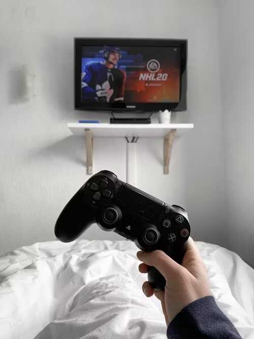 cu consola in mana jucând jocuri pc