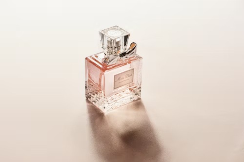 parfum renumit roz pentru femei