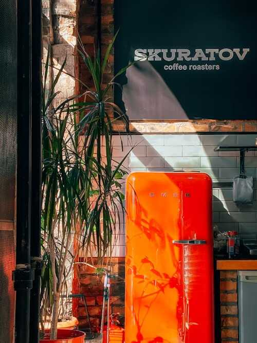 frigider portocaliu în spațiu luminat