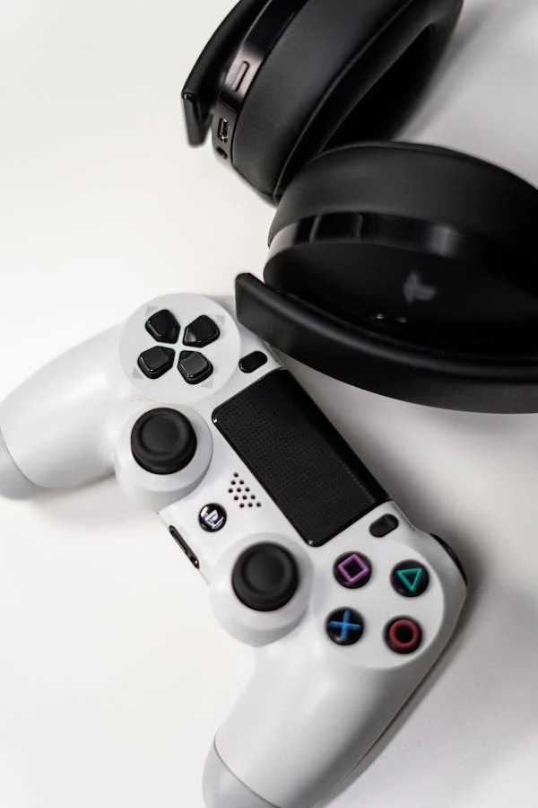 consola alba cu butoane negre colorare și căști audio
