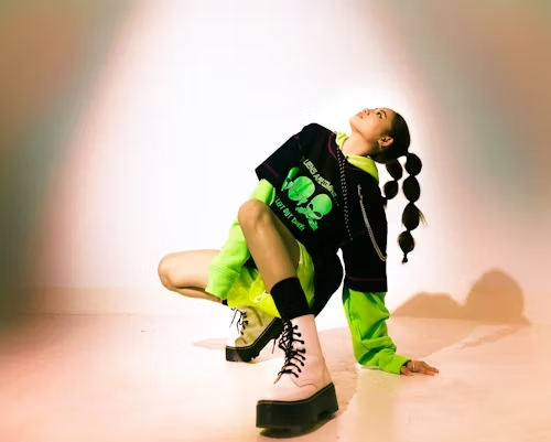 Femeia in verde cu negru dansează breakdance