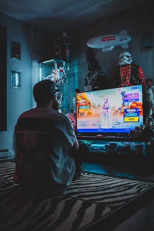bărbat cu șapcă sta si joaca jocuri online