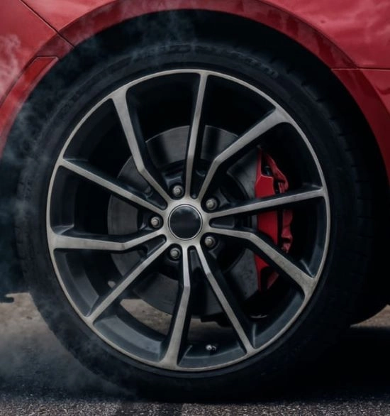 anvelopă cu jantă la mașină roșie