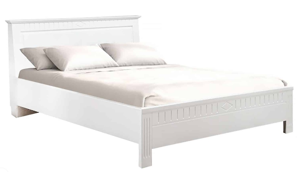 pat matrimonial alb cu așternuturi saten