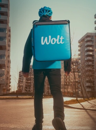 bărbat cu geantă livrare firmă cunoscută livrări