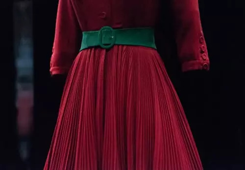 rochie roșie cu cordon verde