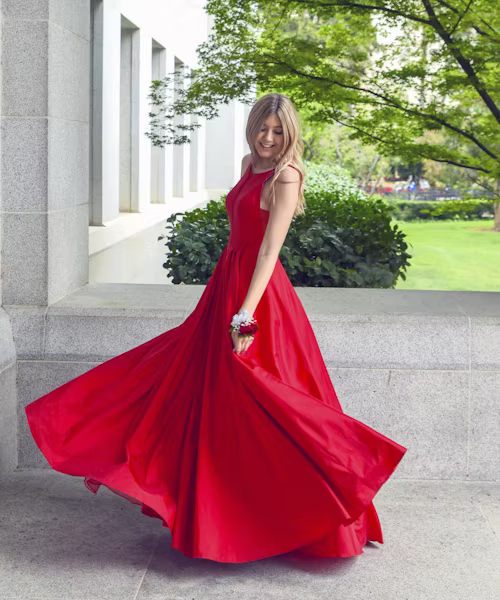 femeie în rochie roșie elegantă