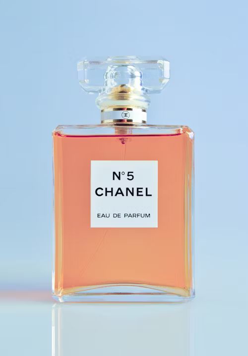 parfum oz de marcă pe fundal albastru