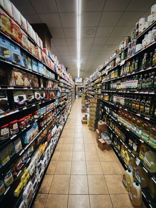 rafturi cu multe produse de băcănie