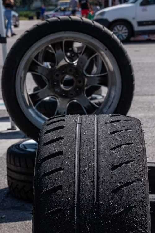 anvelopă uzată roată pe fundal