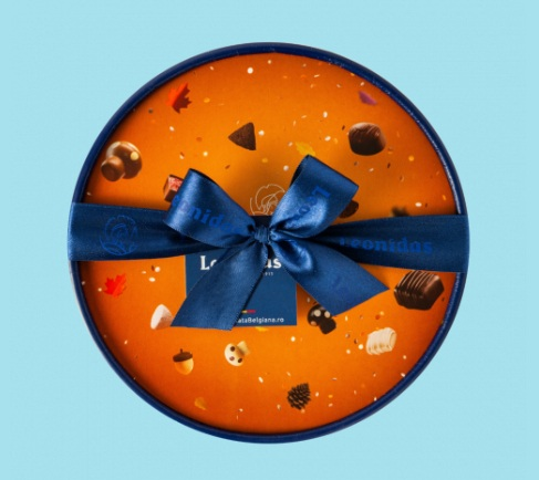 cutie rotundă cu  ciocolată legată cu panglică albastră