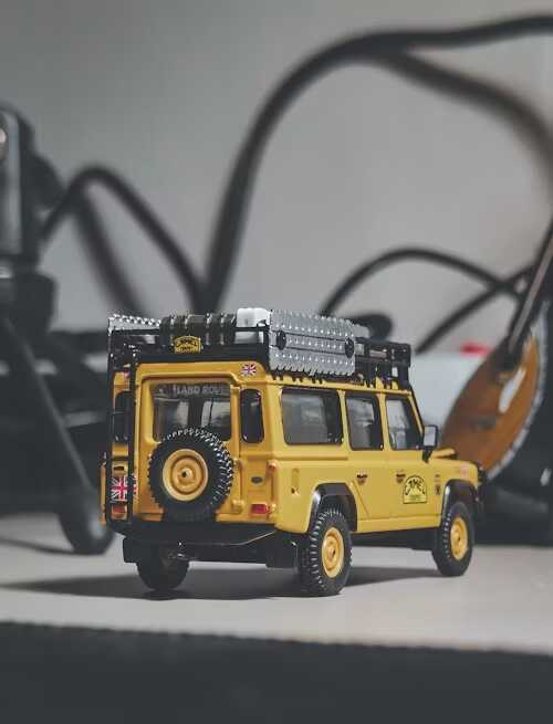 mașinuța de jucărie tip jeep galbena