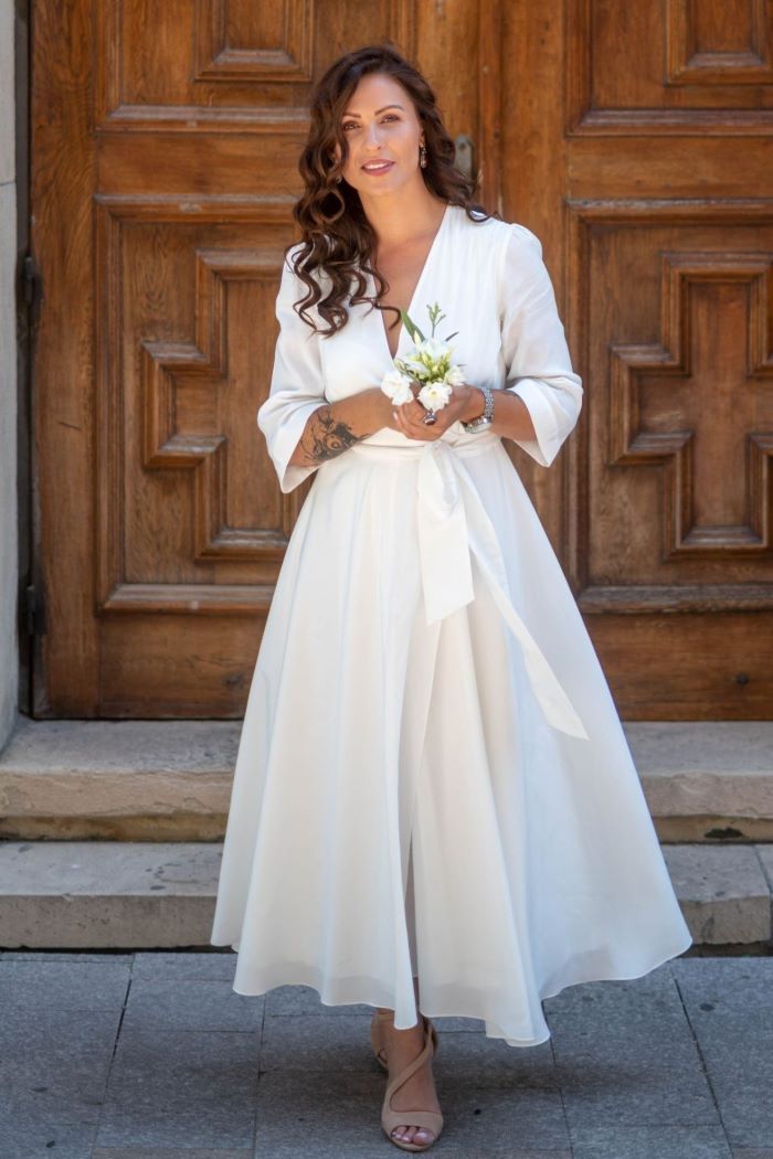 femeie în rochie albă de mireasă