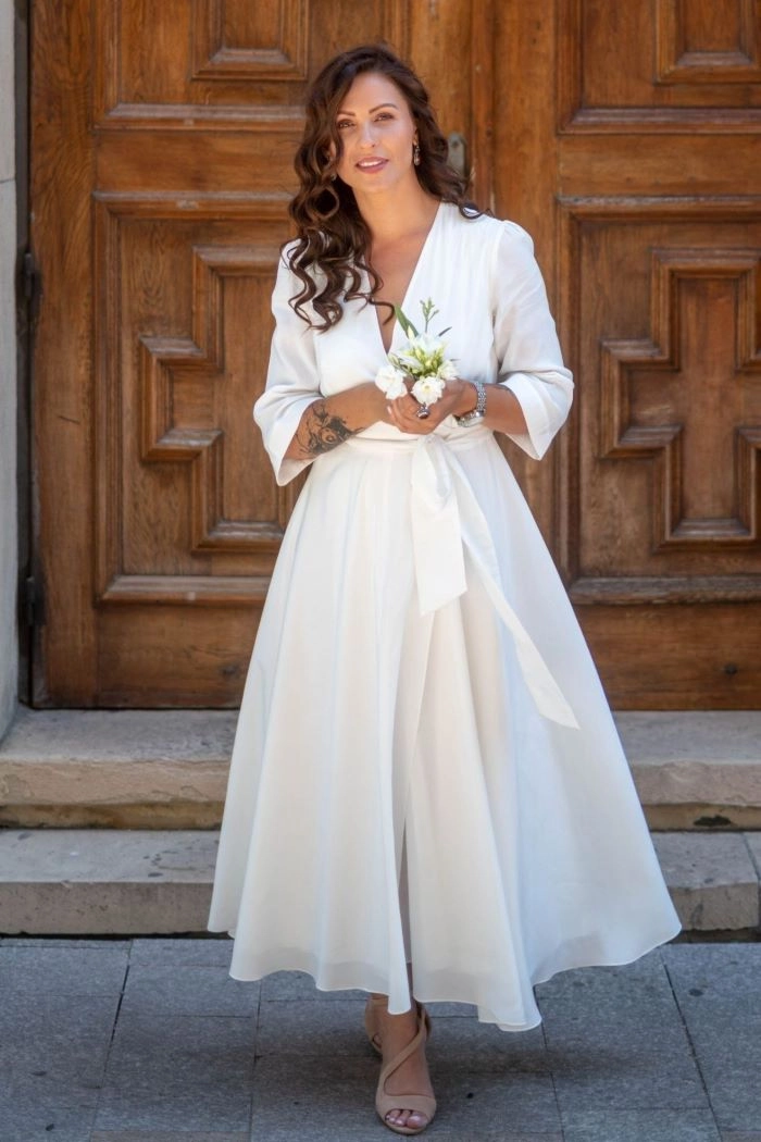 femeie în rochie albă de mireasă