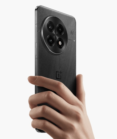 mână care ține telefon negru