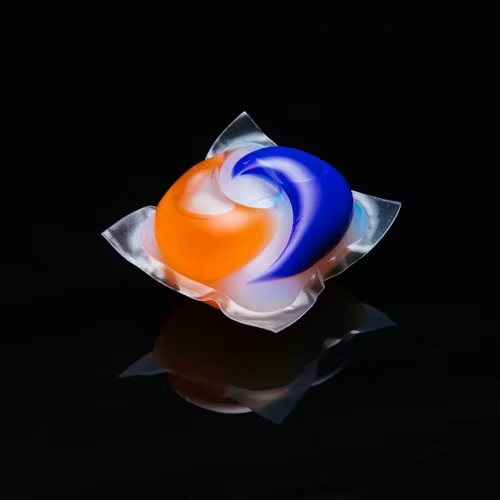 o capsulă detergent portocalie cu albastru